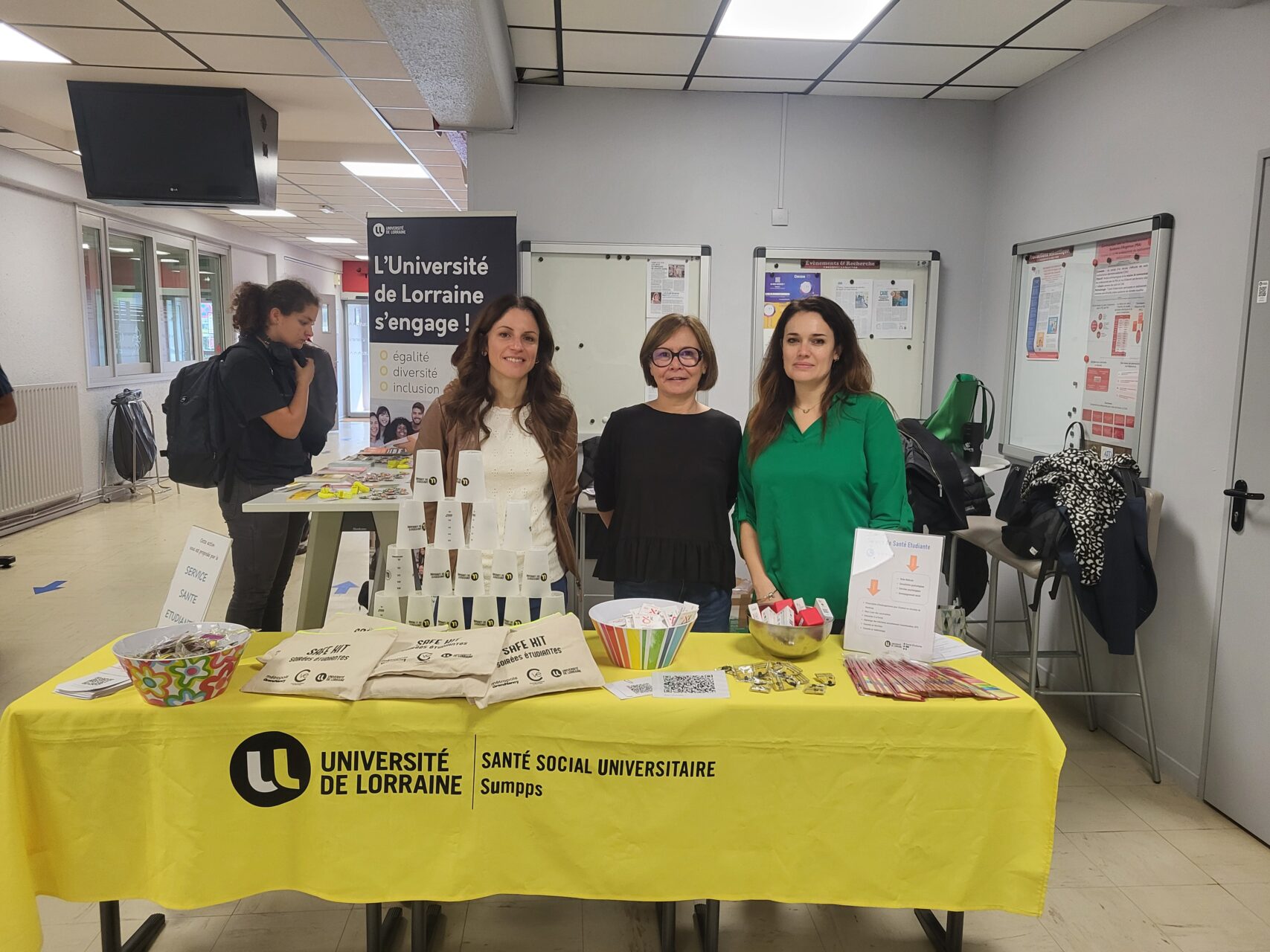 Le lundi 14 octobre 2024, la Faculté des sciences du sport a accueilli le Service de santé étudiante du Vélodrome (SSE) au sein de ses locaux. Aurélie Bianchi, Catherine Squillace et Julie Ferry, trois infirmières du service, étaient présentes pour sensibiliser les étudiants à des thématiques importantes en matière de santé.