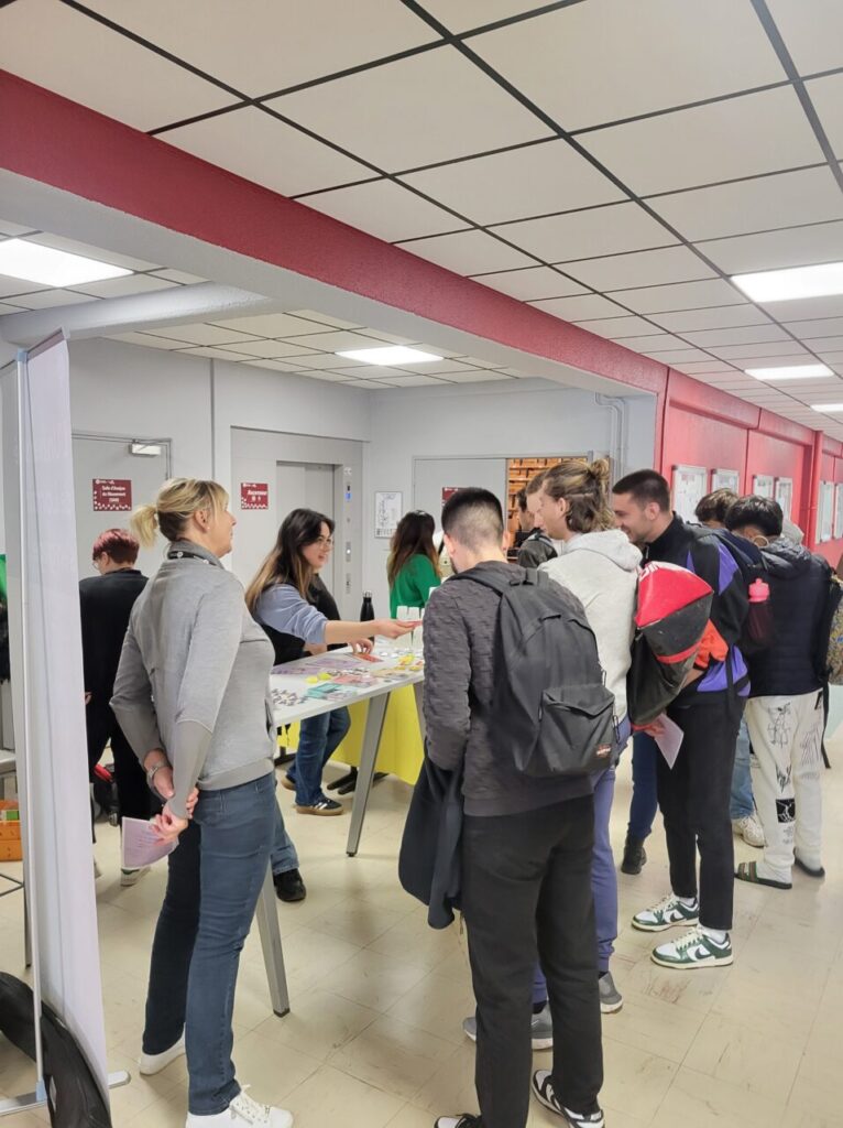 Le lundi 14 octobre, la Faculté des Sciences du Sport (UFR STAPS) a accueilli l'EDI Campus Tour dans ses locaux, dans le cadre du dispositif d'écoute et de traitement des violences internes mis en place par l'Université de Lorraine.