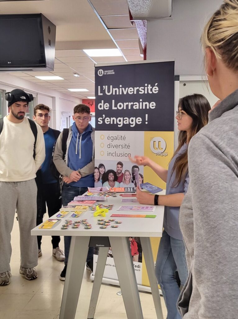 Le lundi 14 octobre, la Faculté des Sciences du Sport (UFR STAPS) a accueilli l'EDI Campus Tour dans ses locaux, dans le cadre du dispositif d'écoute et de traitement des violences internes mis en place par l'Université de Lorraine.