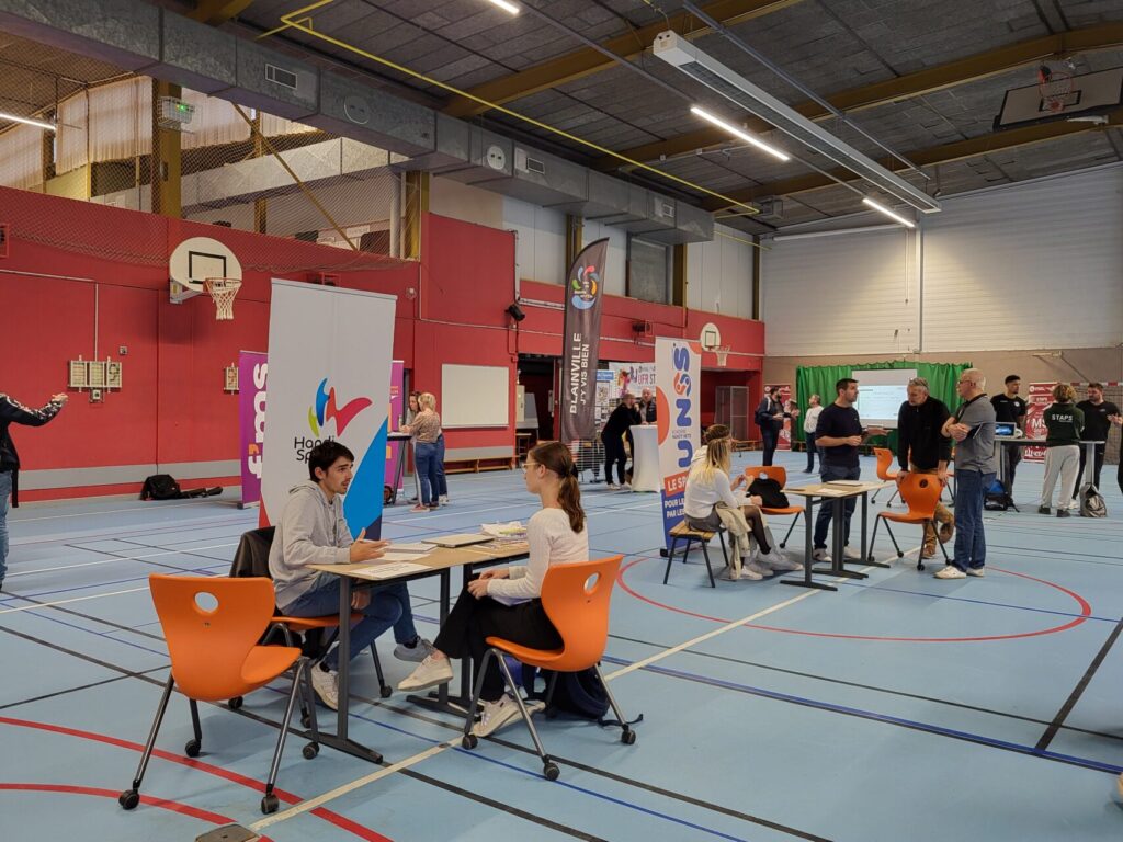 Lundi 21 octobre, nos étudiants de L3 et Master en Management du Sport ont organisé leur propre Salon de Recrutement ! Cet événement leur a offert l’opportunité de rencontrer plus de 30 entreprises et associations des secteurs du sport et de la santé, au cours d’un après-midi et une soirée de découvertes.