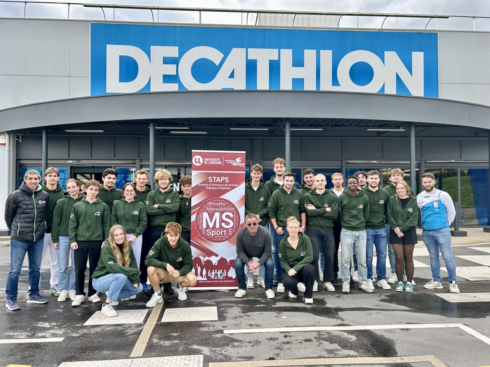 Les étudiants de l'UFR STAPS de Nancy en Management du Sport découvrent les coulisses de Décathlon Houdemont.