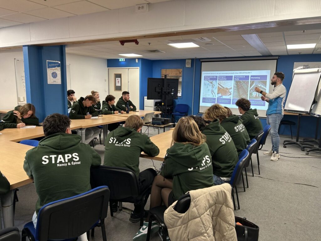 Les étudiants de l'UFR STAPS de Nancy en Management du Sport découvrent les coulisses de Décathlon Houdemont.