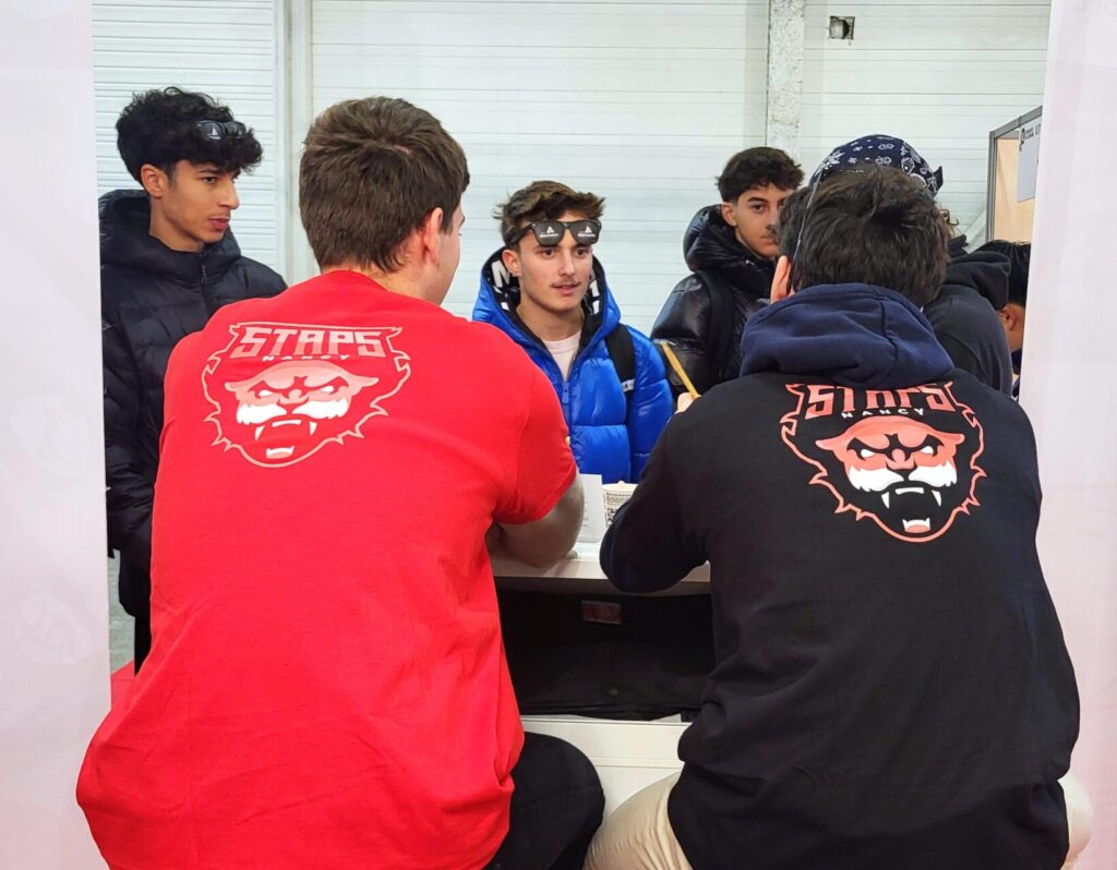 Du 21 au 23 novembre, l’UFR STAPS a participé au Salon Oriaction au Parc des Expositions de Metz. Cet événement a permis à notre équipe, composée d’étudiants engagés de nos associations BDS et CADE, et de membres du personnel, de rencontrer de nombreux lycéens curieux d’en savoir plus sur nos formations.