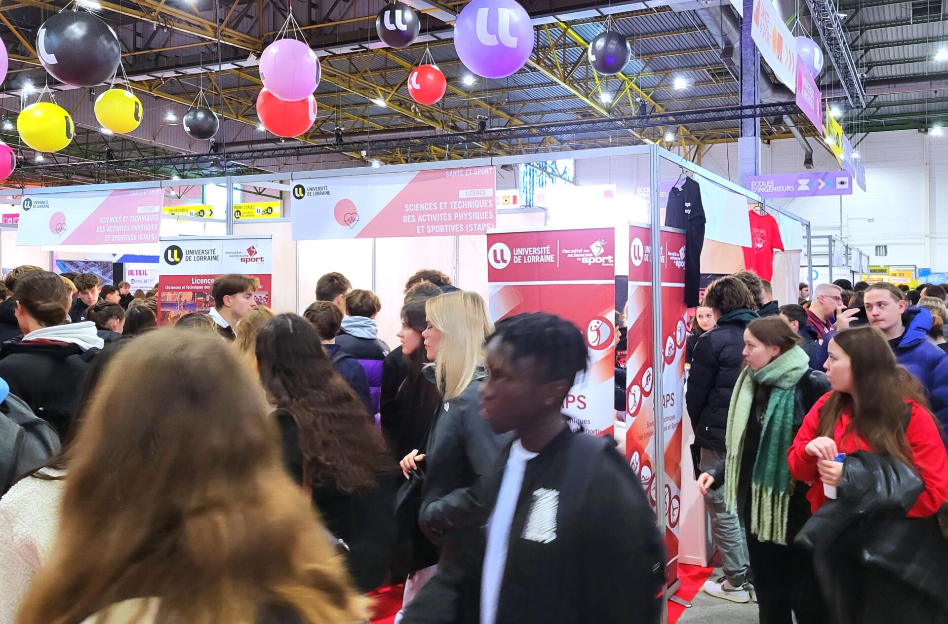 Du 21 au 23 novembre, l’UFR STAPS a participé au Salon Oriaction au Parc des Expositions de Metz. Cet événement a permis à notre équipe, composée d’étudiants engagés de nos associations BDS et CADE, et de membres du personnel, de rencontrer de nombreux lycéens curieux d’en savoir plus sur nos formations.