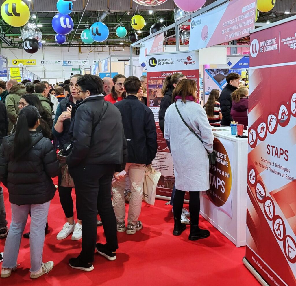 Du 21 au 23 novembre, l’UFR STAPS a participé au Salon Oriaction au Parc des Expositions de Metz. Cet événement a permis à notre équipe, composée d’étudiants engagés de nos associations BDS et CADE, et de membres du personnel, de rencontrer de nombreux lycéens curieux d’en savoir plus sur nos formations.