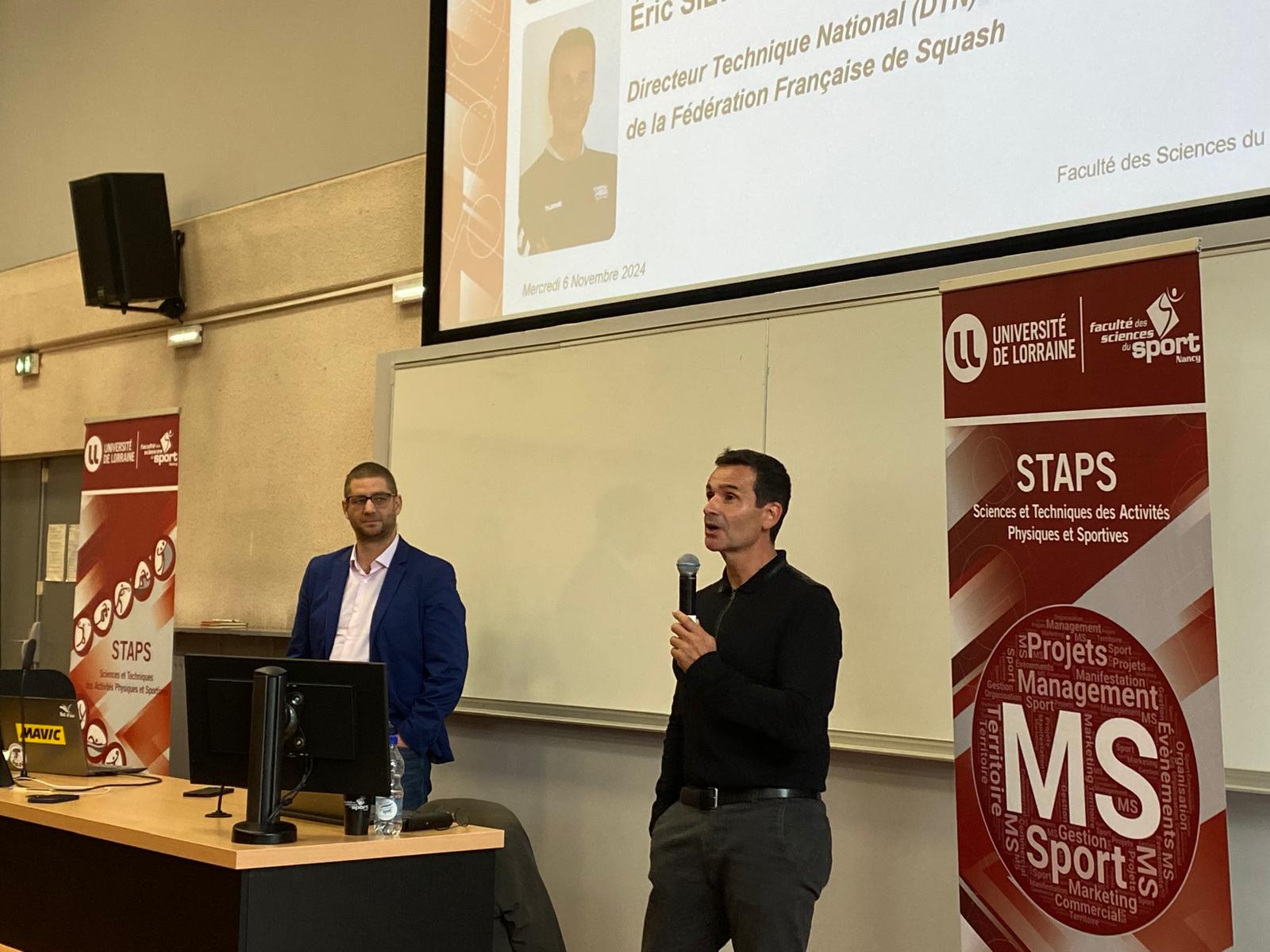 Mercredi 6 novembre 2024, les étudiants en 3e année de licence Management du sport de la Faculté des sciences du sport de Nancy ont eu l’opportunité de plonger au cœur de l’innovation sportive lors d’une conférence exceptionnelle intitulée « Innovation et performance : les défis olympiques de la FF Squash ».