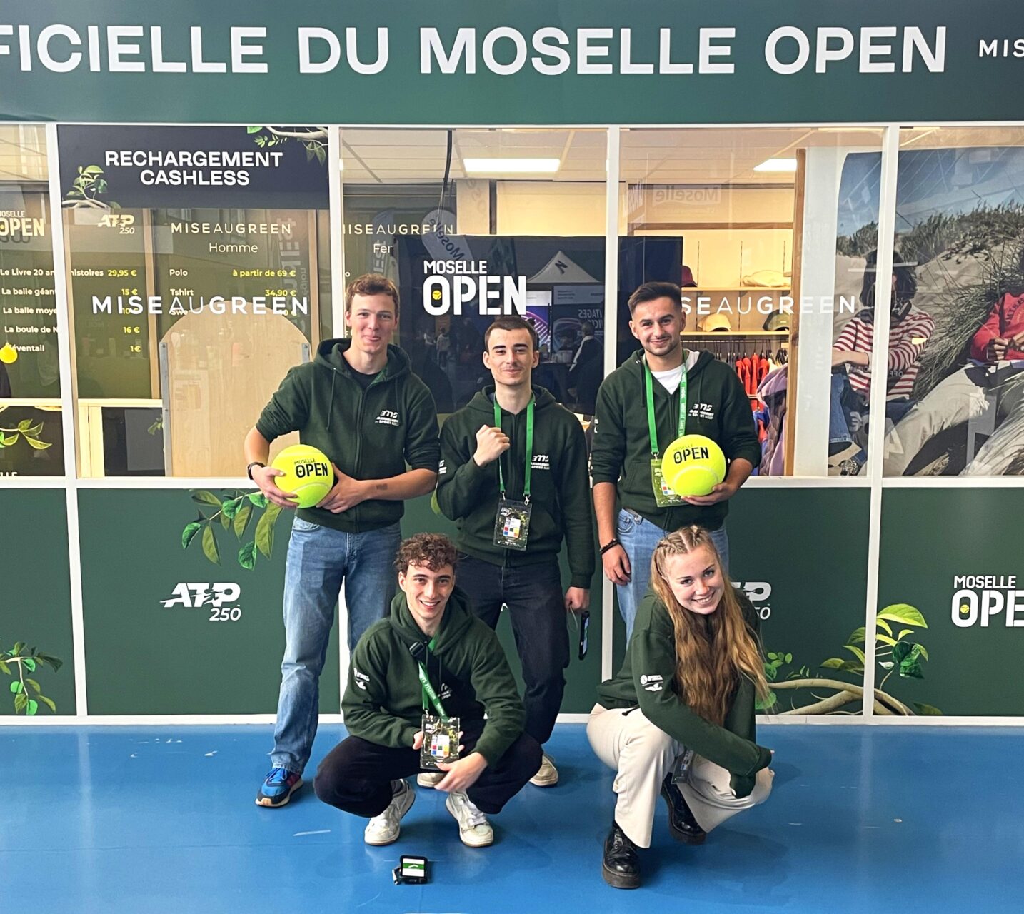 Du 2 au 9 novembre 2024, les étudiants de troisième année de Licence Management du Sport (L3 MS) ont troqué les salles de classe pour les coulisses du Moselle Open, tournoi de tennis emblématique se déroulant aux Arènes de Metz. Pendant huit jours intenses, nos étudiants bénévoles ont travaillé sur tous les fronts pour contribuer à la réussite de cet événement sportif de grande envergure, acquérant ainsi une expérience précieuse et concrète en gestion événementielle.