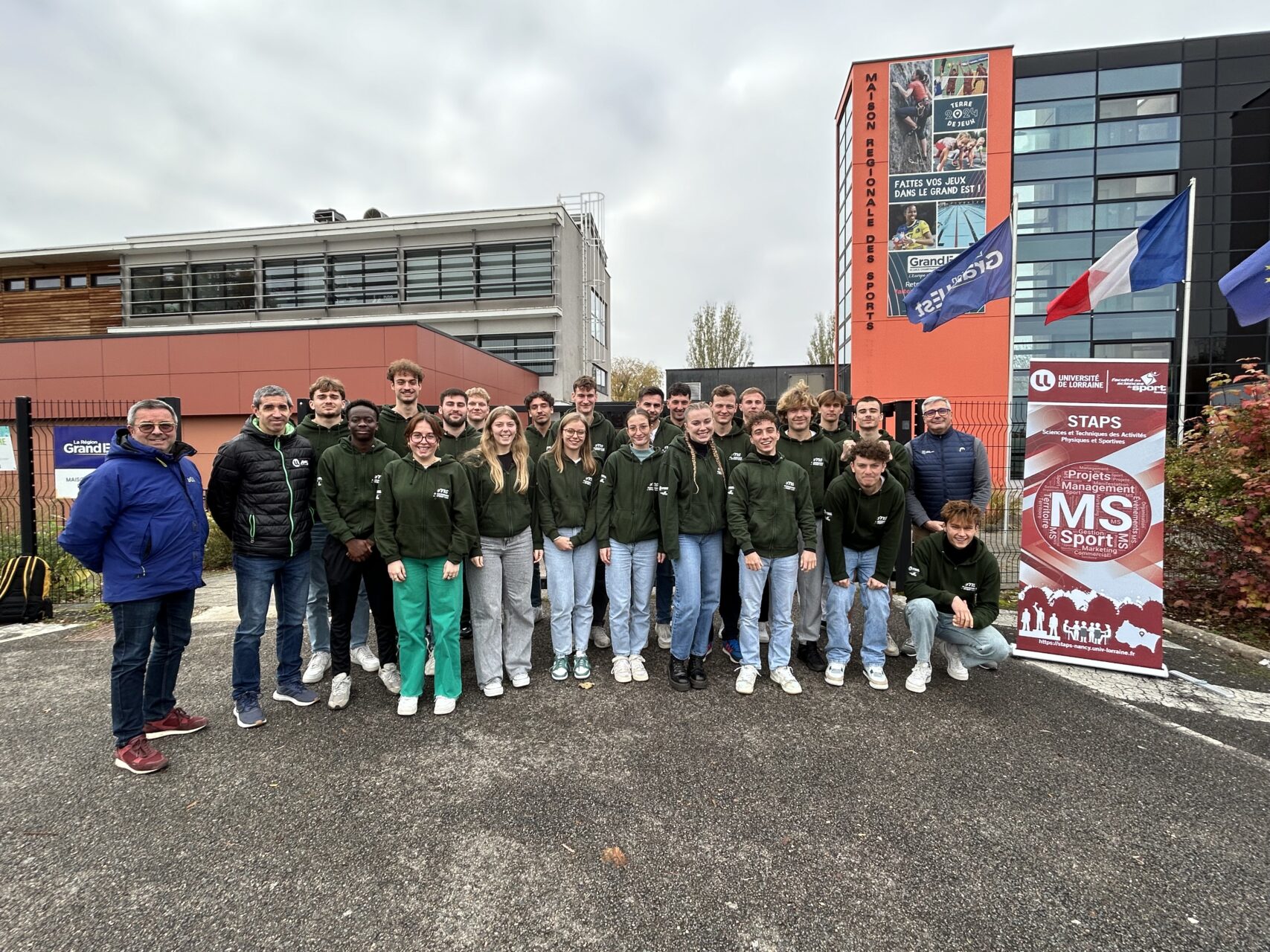 Le vendredi 15 octobre 2024, les étudiants de L3 Management du sport (MS) ont eu l'opportunité d'être reçus à la Ligue Grand Est de Tennis, dans le cadre d'une visite enrichissante animée par Emmanuel Painvin, directeur de la Ligue.