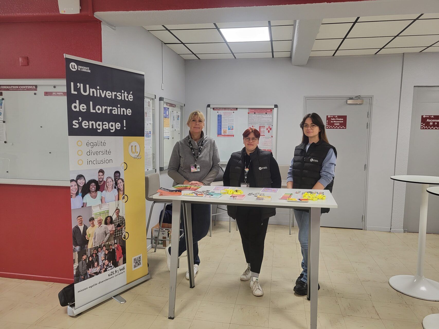 Le lundi 14 octobre, la Faculté des sciences du sport a accueilli l'EDI Campus Tour dans ses locaux, dans le cadre du dispositif d'écoute et de traitement des violences internes mis en place par l'Université de Lorraine.