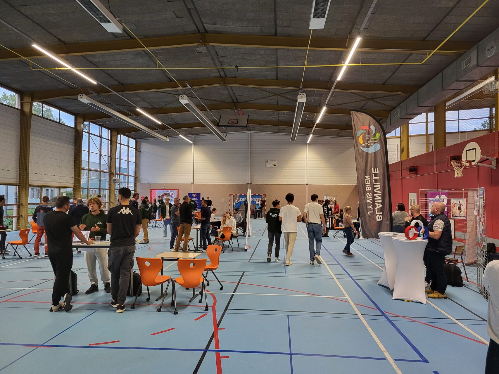 Lundi 21 octobre, nos étudiants de L3 et Master en Management du Sport ont organisé leur propre Salon de Recrutement ! Cet événement leur a offert l’opportunité de rencontrer plus de 30 entreprises et associations des secteurs du sport et de la santé, au cours d’un après-midi et une soirée de découvertes.
