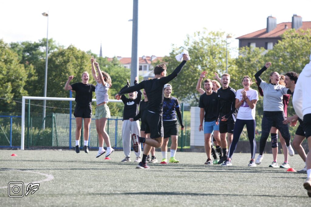 Etudiants en L1 à l'UFR STAPS de Nancy célèbre une victoire sur leur terrain lors de leur semaine d'intégration sportive.