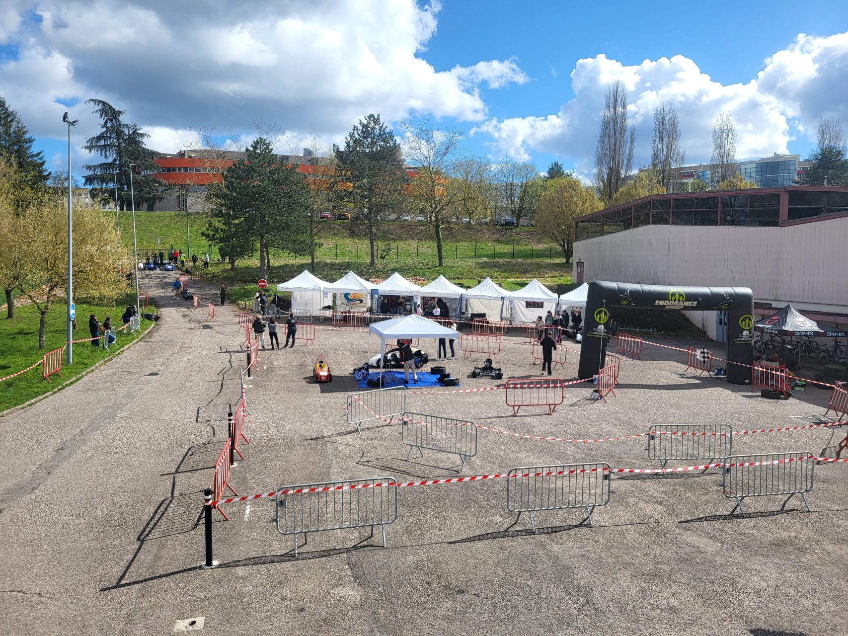 Stapsathlon – 19 mars 2026  Un biathlon revisité organisé au parc de Remicourt, avec des épreuves sollicitant la force, l’agilité, l’endurance et la rapidité.